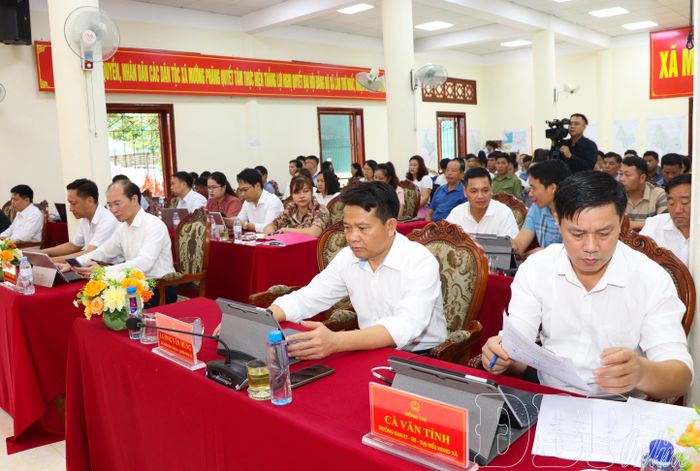 Cử tri xã Mường Phăng tham gia hội nghị tiếp xúc cử tri.