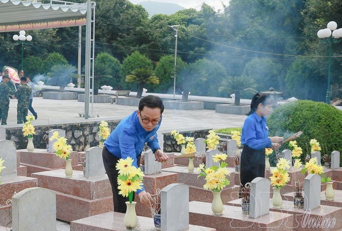 Đoàn công tác thắp hương tri ân các anh hùng liệt sĩ tại Nghĩa trang Tông Khao.