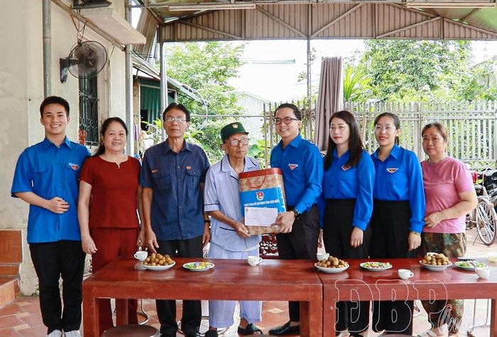 Đoàn công tác thăm, trao quà gia đình chiến sĩ Điện Biên Đinh Xuân Chiến, phường Điện Biên Phủ.