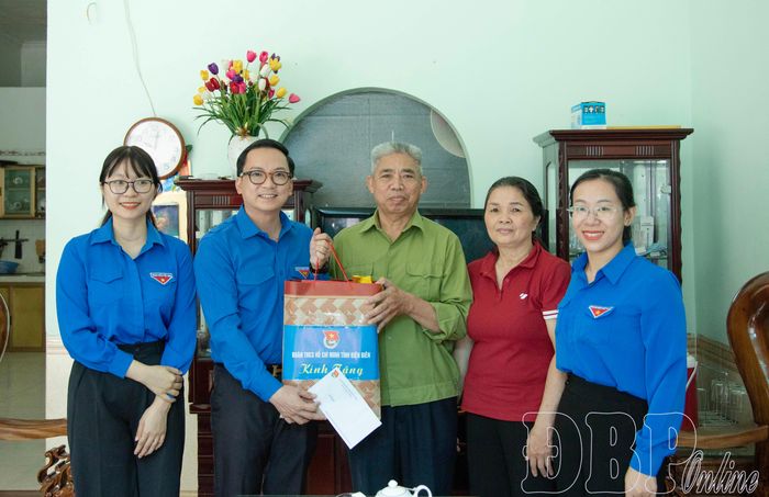 Đoàn công tác thăm, tặng quà gia đình ông Trần Đắc Cảnh phường Mường Thanh.