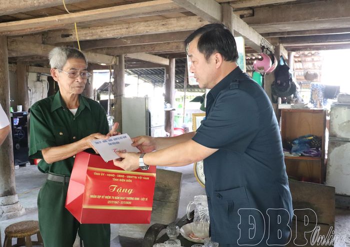 Trưởng ban Tuyên giáo và Dân vận Tỉnh ủy Vừ A Bằng thăm, tặng quà ông Lò Văn Khai, bệnh binh 61%, bản Bắc, phường Mường Lay.
