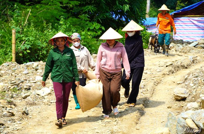 Người dân địa phương hỗ trợ các gia đình bị ảnh hưởng bởi thiên tai di chuyển tài sản đến nơi an toàn trong tình huống diễn tập thực binh.