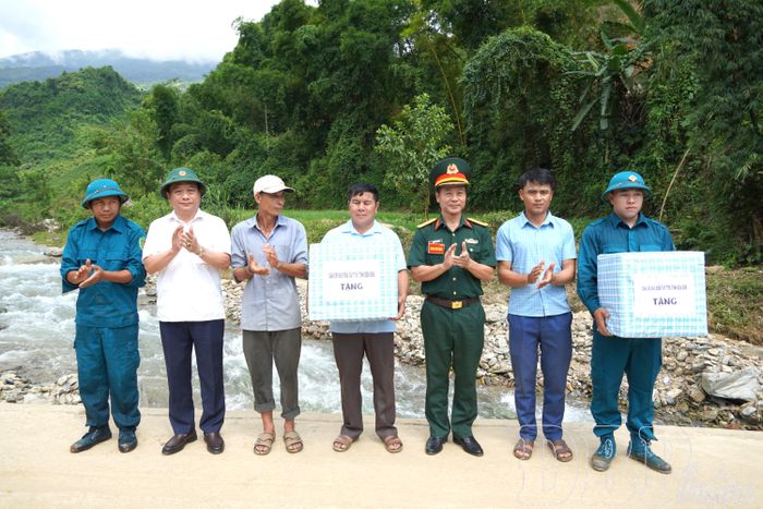 Đồng chí Nguyễn Minh Phú, Tỉnh ủy viên, Phó Chủ tịch UBND tỉnh tặng quà các lực lượng tham gia diễn tập.