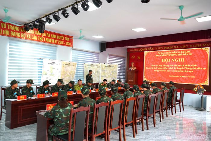Chỉ huy trưởng Ban CHQS xã Na Sang báo cáo phương án trong diễn tập.
