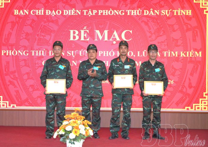 Ban Tổ chức khen thưởng các tập thể đóng góp vào sự thành công của diễn tập.