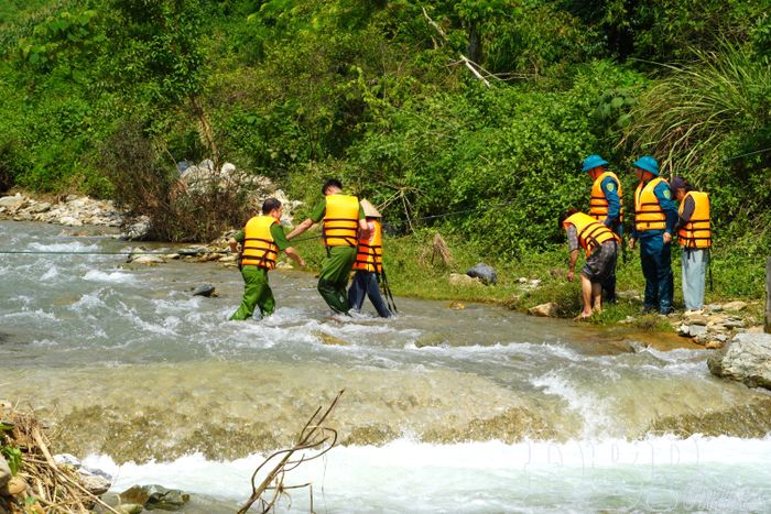 Lực lượng chức năng đảm bảo an toàn cho người dân qua suối trong tình huống giả định.
