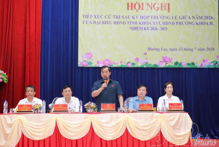 Tổ đại biểu số 10 HĐND tỉnh tiếp xúc cử tri tại phường Mường Lay.