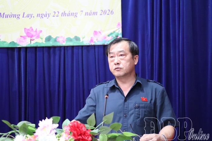 Trưởng ban Tuyên giáo và Dân vận Tỉnh ủy Vừ A Bằng phát biểu làm rõ những ý kiến, kiến nghị của cử tri.