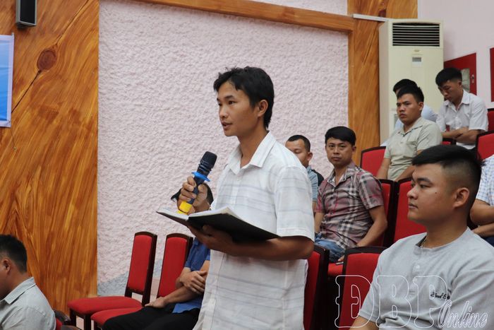 Cử tri phường Mường Lay phát biểu ý kiến.