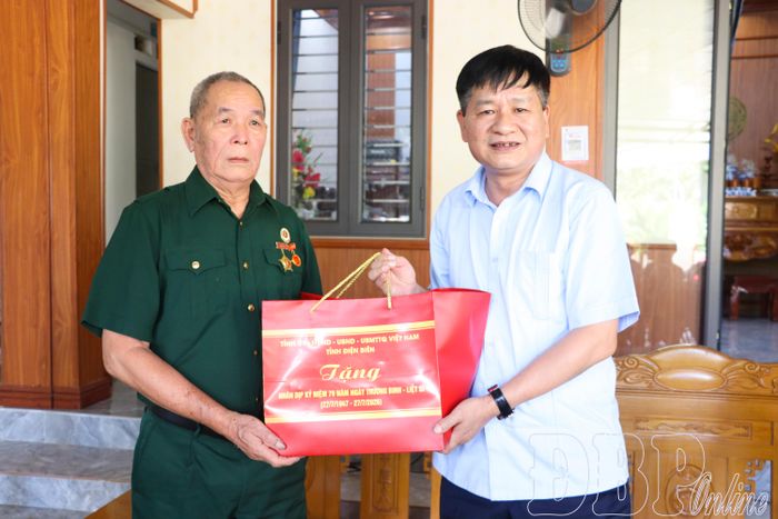 Phó Bí thư Thường trực Tỉnh ủy, Chủ tịch HĐND tỉnh Lê Thành Đô thăm, tặng quà ông Hà Văn Phó, bệnh binh 61% (tổ dân phố Mường Phăng).