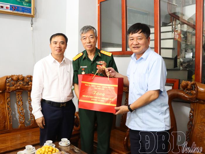 Phó Bí thư Thường trực Tỉnh ủy, Chủ tịch HĐND tỉnh Lê Thành Đô thăm, tặng quà ông Vũ Xuân Giới, bệnh binh 64% (tổ dân phố Pha Đin).