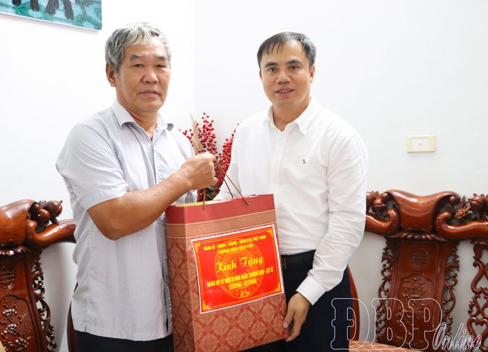 Đồng chí Nguyễn Quang Hưng, Ủy viên Ban Thường vụ Tỉnh ủy, Bí thư Đảng ủy, Chủ tịch HĐND phường Điện Biên Phủ tặng quà ông Nguyễn Văn Ban.