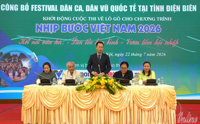 Giám đốc Sở Văn hóa, Thể thao và Du lịch tỉnh Điện Biên Trần Hải Hà trả lời các cơ quan báo chí tại buổi họp báo.