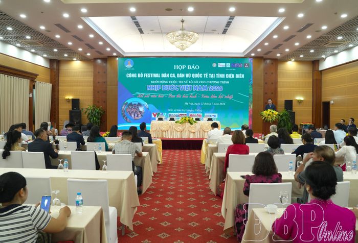 Toàn cảnh buổi họp báo.
