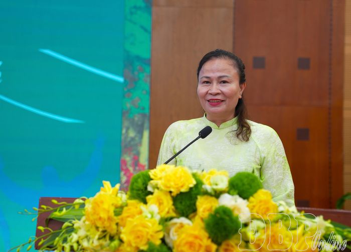 Bà Nguyễn Phương Loan, Tổng giám đốc Công ty Cổ phần Truyền thông HVL MEDIA, thành viên Ban Tổ chức phát biểu tại buổi họp báo.