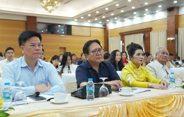 Đại biểu dự buổi họp báo.