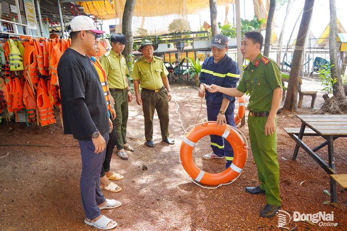 Cán bộ Đội Chữa cháy và cứu nạn, cứu hộ khu vực 6 hướng dẫn kỹ năng ứng phó sự cố cho gười dân sinh sống ở bè cá trên lòng hồ Trị An (phường Trị An).