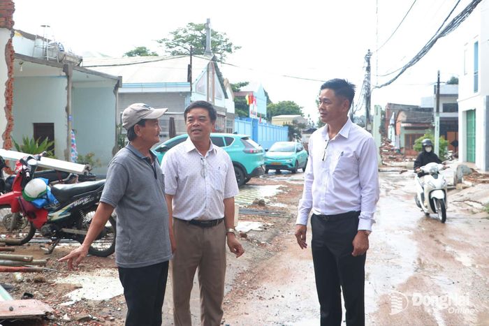 Lãnh đạo phường Tam Hiệp gặp gỡ, động viên người dân bàn giao mặt bằng Dự án Đường đấu nối khu tái định cư 6,2ha với đường Trần Quốc Toản.