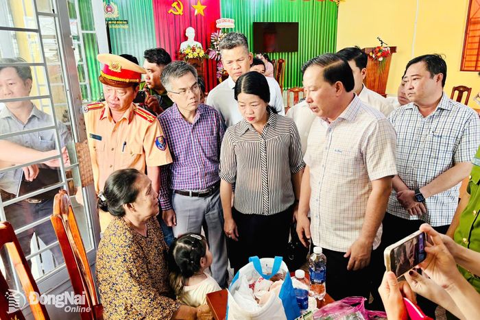 Phó Bí thư Thành ủy, Chủ tịch UBND thành phố Đồng Nai Nguyễn Văn Út thăm hỏi, động viên các hành khách, nạn nhân của vụ tai nạn. Ảnh: Thanh Toàn