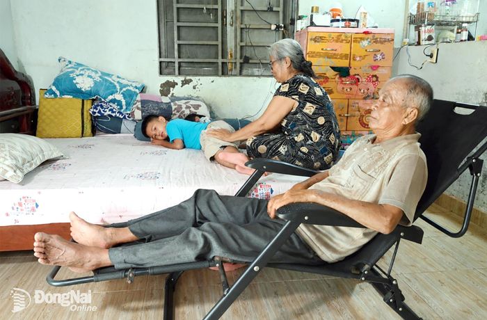 Tuổi xế chiều của bà Giang là những ngày tất bật chăm lo cho người chồng bệnh tật triền miên và đứa cháu đang chống chọi với căn bệnh suy giảm miễn dịch. Ảnh: Thu Hiền