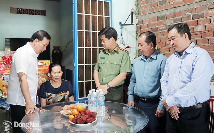 Đồng chí Nguyễn Văn Út, Phó Bí thư Thành ủy, Chủ tịch UBND thành phố và thành viên đoàn công tác thăm hỏi, động viên Anh hùng Lực lượng vũ trang nhân dân Nguyễn Thị Bằng. Ảnh: Phạm Tùng