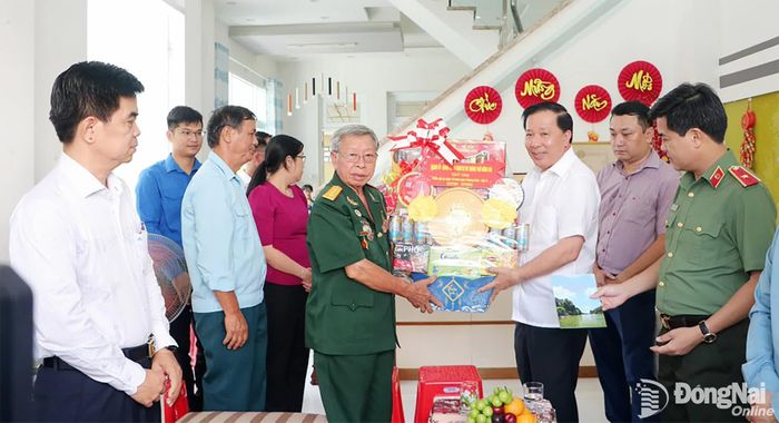 Đồng chí Nguyễn Văn Út, Phó Bí thư Thành ủy, Chủ tịch UBND thành phố và thành viên đoàn công tác trao tặng quà của Thành ủy, HĐND, UBND, Ủy ban MTTQ Việt Nam thành phố Đồng Nai đến Anh hùng Lực lượng vũ trang nhân dân Phạm Văn Cán. Ảnh: Phạm Tùng