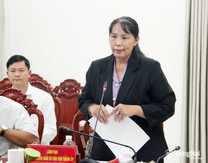 Thành ủy viên, Phó Trưởng ban Tuyên giáo và Dân vận Thành ủy Lê Thị Thái phát biểu tại buổi làm việc. Ảnh: Trần Danh