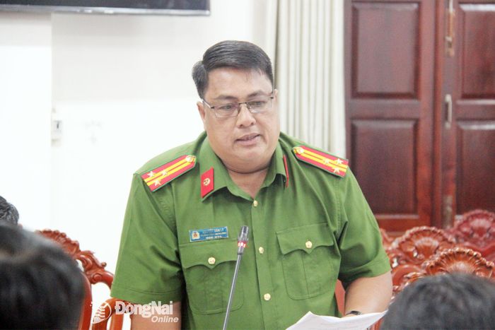 Đại diện Công an phường Dầu Giây báo cáo tại buổi làm việc. Ảnh: Trần Danh