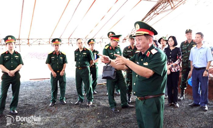 Thủ trưởng Quân khu 7 và lãnh đạo thành phố Đồng Nai kiểm tra các vị trí dự kiến tổ chức lễ. Ảnh: Nguyệt Hà