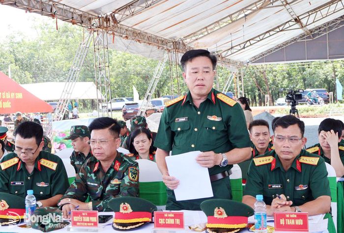 Đại tá Thái Thành Đức, Phó Chủ nhiệm Chính trị Quân khu 7 trao đổi nội dung tại buổi làm việc. Ảnh: Nguyệt Hà