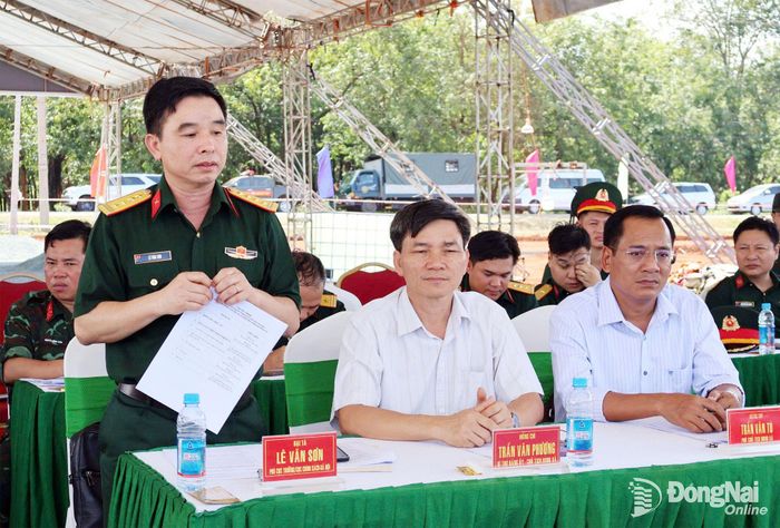 Đại diện Cục Chính sách xã hội Bộ Quốc phòng trao đổi tại buổi làm việc. Ảnh: Nguyệt Hà