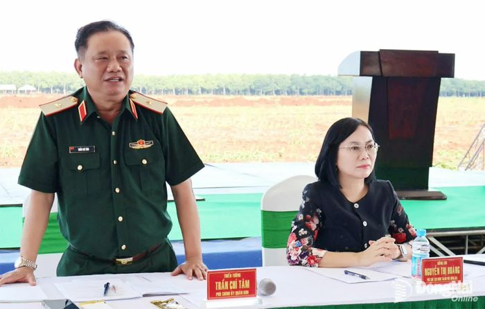 Thiếu tướng Trần Chí Tâm, Ủy viên Thường vụ Đảng ủy, Phó Chính ủy, Trưởng ban Chỉ đạo Tìm kiếm, quy tập và xác định danh tính hài cốt liệt sĩ còn thiếu thông tin Quân khu 7 phát biểu tại buổi làm việc. Ảnh: Nguyệt Hà