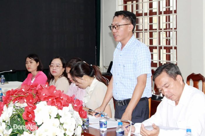 Thành viên đoàn giám sát phát biểu tại buổi giám sát. Ảnh: Nga Sơn
