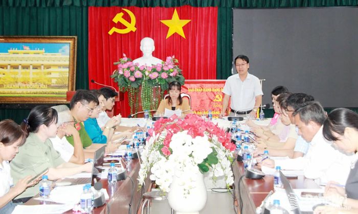 Phó Chủ tịch UBND phường Long Thành Bùi Viết Trình trao đổi tại buổi giám sát. Ảnh: Nga Sơn
