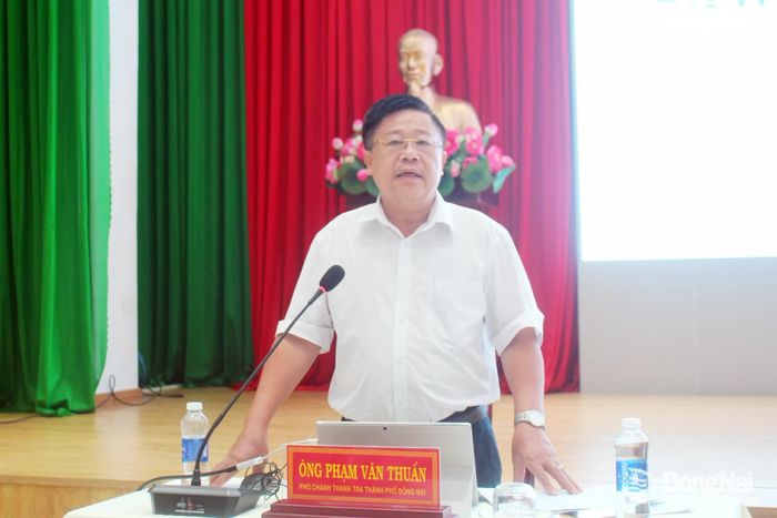 Báo cáo viên Phạm Văn Thuấn, Phó Chánh Thanh tra thành phố Đồng Nai triển khai chuyên đề tại hội nghị. Ảnh: Đ.Phú