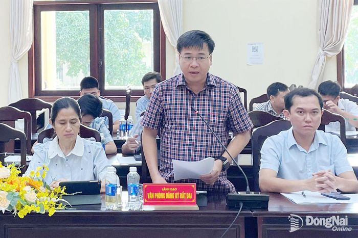 Đại diện Văn phòng Đăng ký đất đai thành phố Đồng Nai nêu ý kiến tại buổi làm việc ở phường Tân Khai. Ảnh: Khôi Vũ