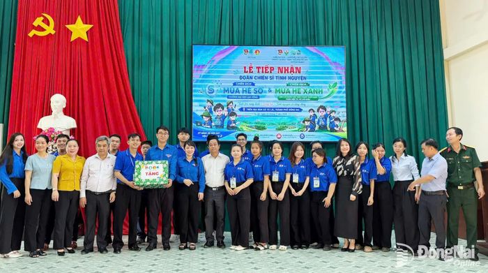 Phó Bí thư Thành đoàn Nguyễn Trần Phương Hà thăm, động viên và tặng quà đội hình tình nguyện Mùa hè số tại xã Tà Lài. Ảnh: Thành đoàn cung cấp