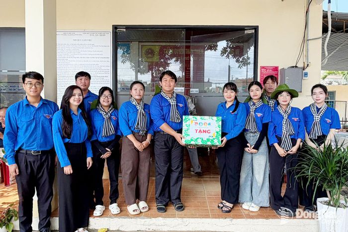 Phó Bí thư Thành đoàn Nguyễn Trần Phương Hà thăm, động viên và tặng quà đội hình tình nguyện Mùa hè số tại xã Phú Vinh. Ảnh: Thành đoàn cung cấp