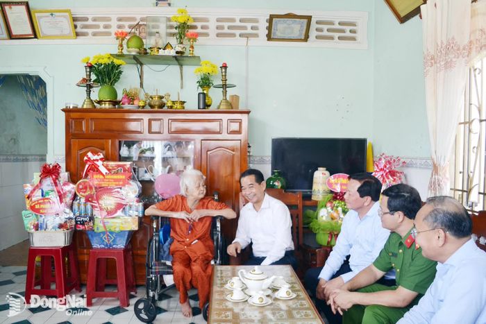 Đồng chí Thái Bảo, Phó Bí thư Thành ủy, Trưởng ban Tổ chức Thành ủy và thành viên đoàn công tác thăm Mẹ Việt Nam anh hùng Lê Thị Diệm. Ảnh: Phương Hằng