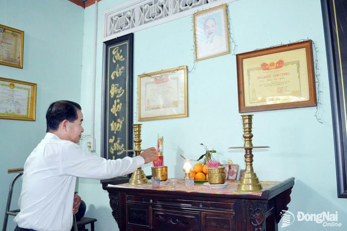 Đồng chí Thái Bảo, Phó Bí thư Thành ủy, Trưởng ban Tổ chức Thành ủy thắp hương tưởng nhớ liệt sĩ Phan Văn Nhơn và liệt sĩ Phan Văn Nghĩa, là 2 người con của Mẹ Việt Nam anh hùng Nguyễn Thị Hiểu. Ảnh: Phương Hằng