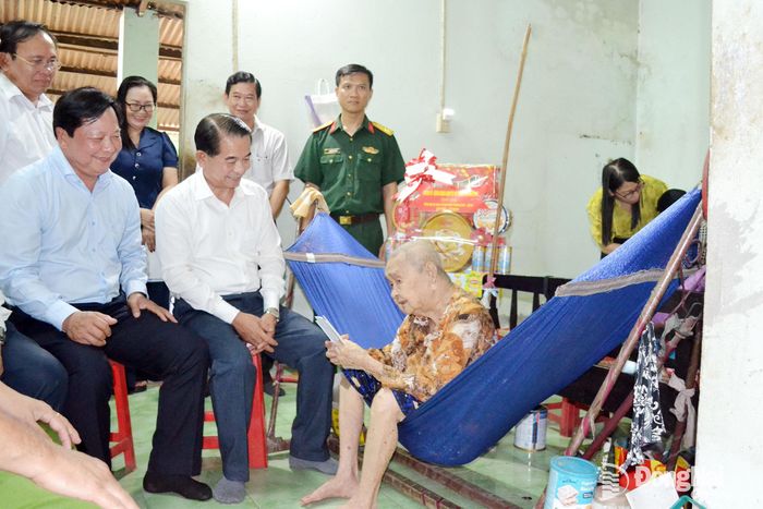 Đồng chí Thái Bảo, Phó Bí thư Thành ủy, Trưởng ban Tổ chức Thành ủy và thành viên đoàn công tác thăm hỏi Mẹ Việt Nam anh hùng Nguyễn Thị Hiểu. Ảnh: Phương Hằng