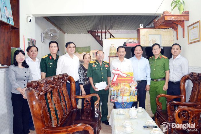 Đồng chí Thái Bảo, Phó Bí thư Thành ủy, Trưởng ban Tổ chức Thành ủy và thành viên đoàn công tác thăm Anh hùng Lực lượng vũ trang nhân dân Lương Văn Xuân. Ảnh: Phương Hằng