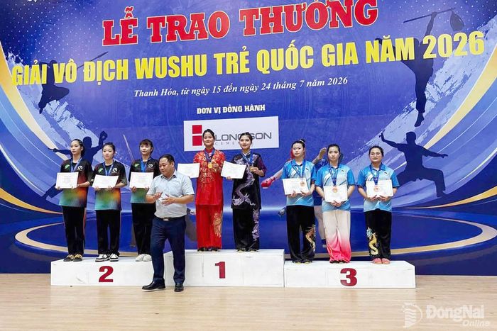 Hai vận động viên Đồng Nai Phạm Bùi Như Ý - Hà Thị Ngọc Anh trên bục nhận huy chương vàng nội dung taolu đối luyện nữ (nhóm A). Ảnh: ĐVCC