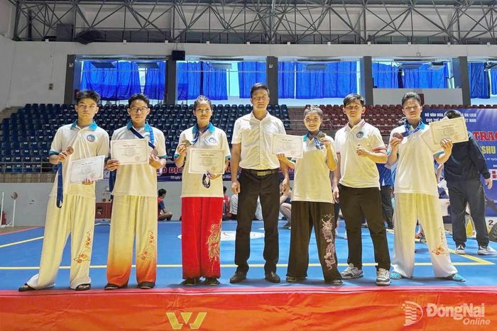 Ban huấn luyện chia vui cùng các vận động viên Đồng Nai đạt thành tích tại giải. Ảnh: ĐVCC