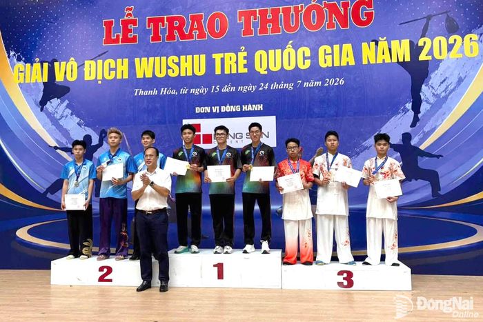 Các vận động viên Đồng Nai trên bục nhận huy chương đồng taolu Đối luyện nam nhóm A. Ảnh: ĐVCC