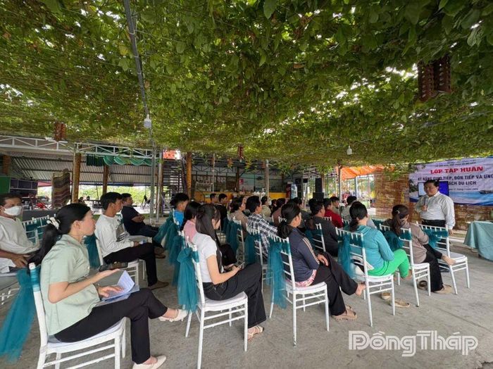 Buổi tập huấn kỹ năng đón tiếp và ứng xử với khách du lịch tại Khu du lịch Vườn xanh (xã Gia Thuận).