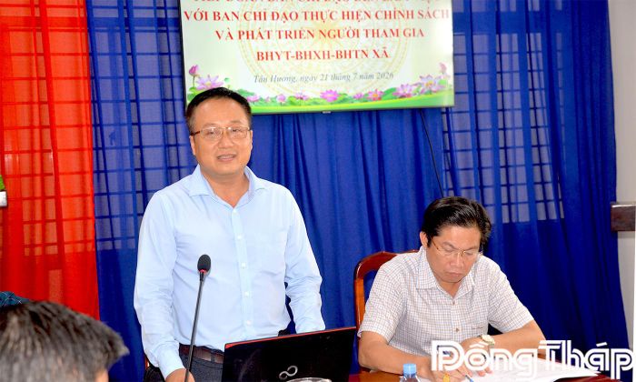 Phó Giám đốc Bảo hiểm xã hội tỉnh Huỳnh Hữu Phúc, phát biểu tại buổi làm việc với xã Tân Hương.