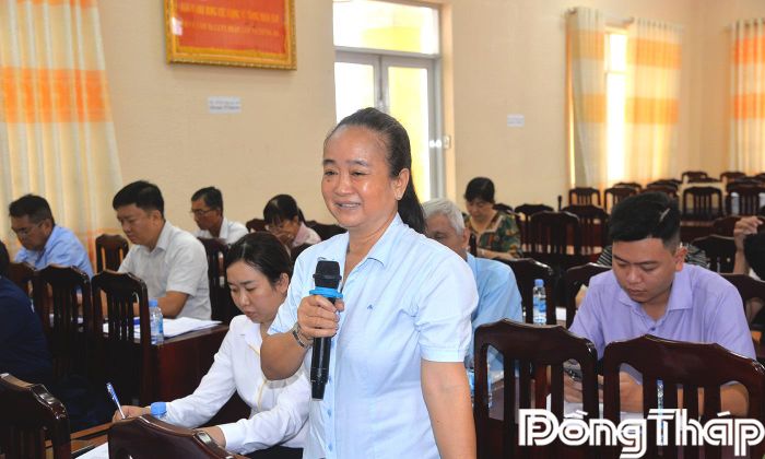 Nhân viên thu thuộc phường Trung An phát biểu tại buổi làm việc.
