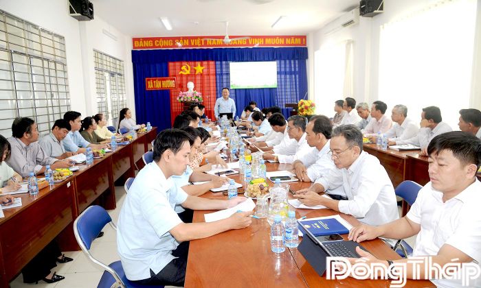 Quang cảnh Đoàn công tác Ban chỉ đạo tỉnh làm việc tại xã Tân Hương.