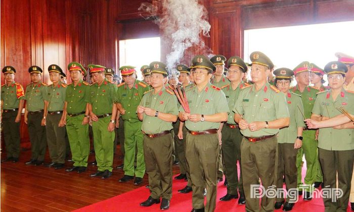 Giám đốc Công an tỉnh Đồng Tháp cùng cán bộ, chiến sĩ dâng hương tại Khu lưu niệm An ninh Khu VIII, xã Mỹ Hiệp, tỉnh Đồng Tháp.
